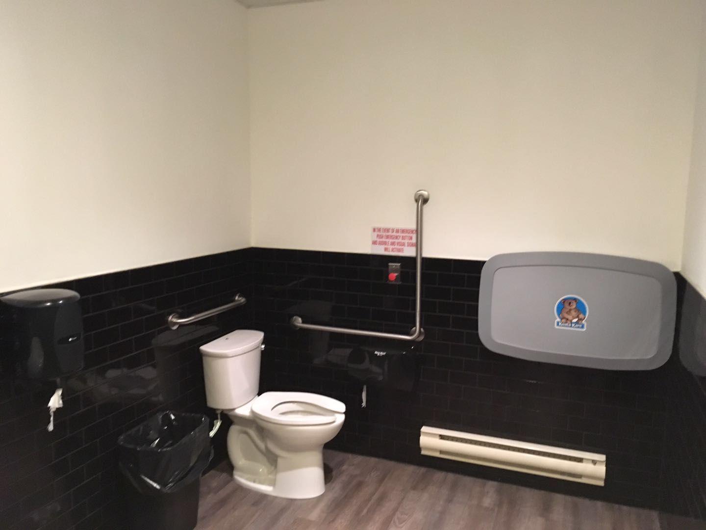 This Toronto spa renovation includes a clean and functional commercial washroom with accessibility features such as safety grab bars, durable finishes, and easy-to-maintain surfaces. Designed to meet hygiene standards and improve user safety, the space is ideal for high-traffic commercial environments.