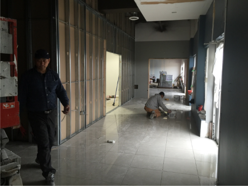 This image captures the construction phase of a 7000 sqft private club renovation project in Toronto, showing interior framing, partition wall installation, and flooring preparation in progress. The space is being carefully built to accommodate a high-end private club layout with designated lounge, entertainment, and functional areas.

Professional contractors are working on structural framing, electrical preparation, and detailed interior finishing to ensure quality and long-term durability. This project reflects the precision and planning required for large-scale commercial renovation by an experienced Toronto renovation team.

该图片展示多伦多7000尺私人俱乐部装修项目的施工阶段现场，正在进行室内隔墙结构搭建、空间分区及地面铺设准备等工程。整体布局按高端私人会所标准规划，包含娱乐区、休闲区与功能空间的细致施工。

专业施工团队正进行结构框架、电路预留及细节施工，确保工程质量与耐用性，体现大型商业空间装修的专业与严谨。