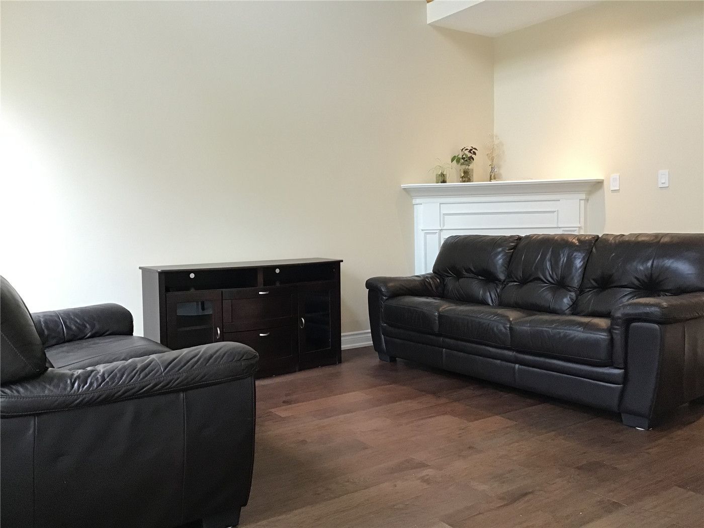 This Richmond Hill interior renovation includes a cozy and functional living room featuring warm-toned hardwood flooring, a clean fireplace mantle, and comfortable seating arrangements. The neutral wall palette enhances natural light while creating a calm and inviting atmosphere. Designed as part of a full home renovation by a professional Toronto renovation company, this space offers both everyday comfort and timeless appeal.