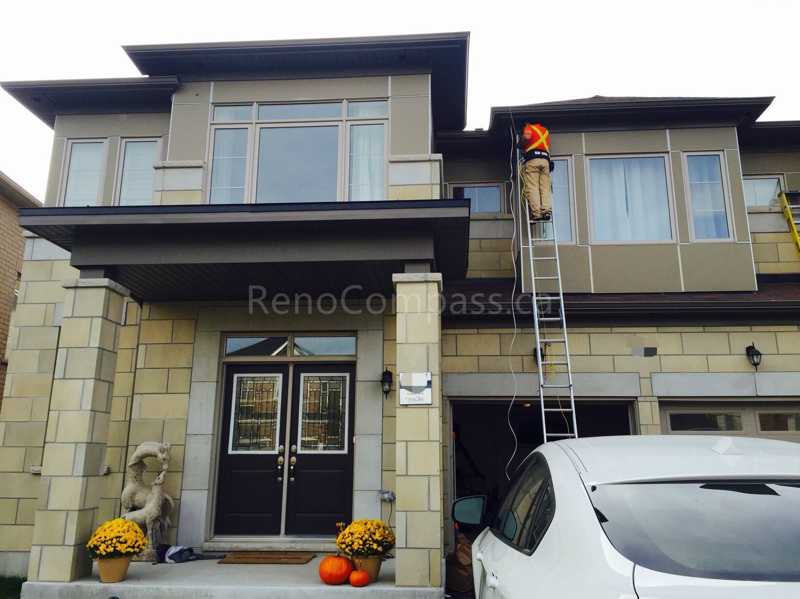 Professional outdoor spotlight installation in Aurora, featuring modern LED exterior lighting that enhances architectural details, improves nighttime visibility, and elevates curb appeal. Completed by a trusted Toronto renovation company, Reno Compass Inc., specializing in exterior lighting design and installation for luxury residential homes.