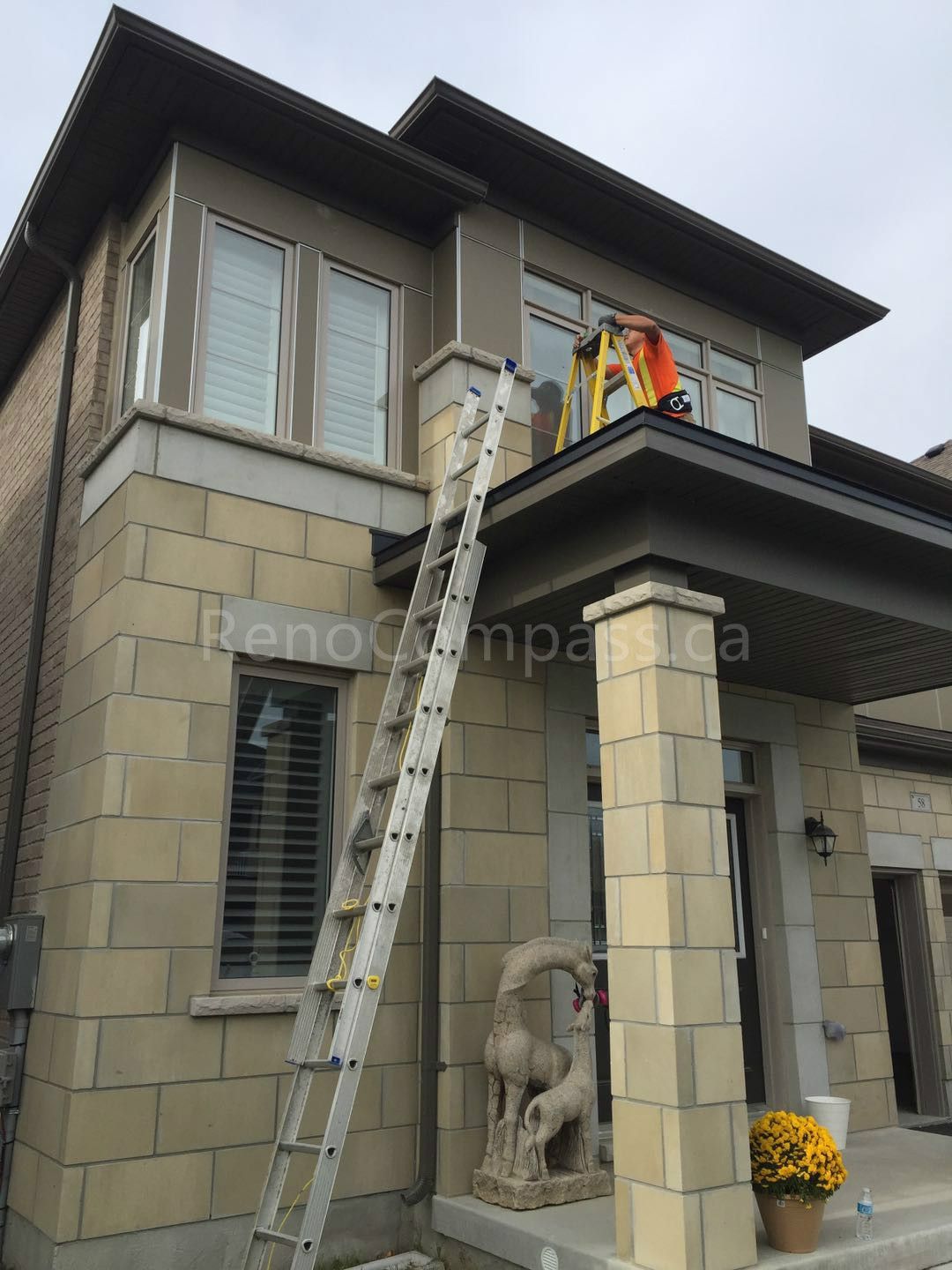 Professional outdoor spotlight installation in Aurora, featuring modern LED exterior lighting that enhances architectural details, improves nighttime visibility, and elevates curb appeal. Completed by a trusted Toronto renovation company, Reno Compass Inc., specializing in exterior lighting design and installation for luxury residential homes.