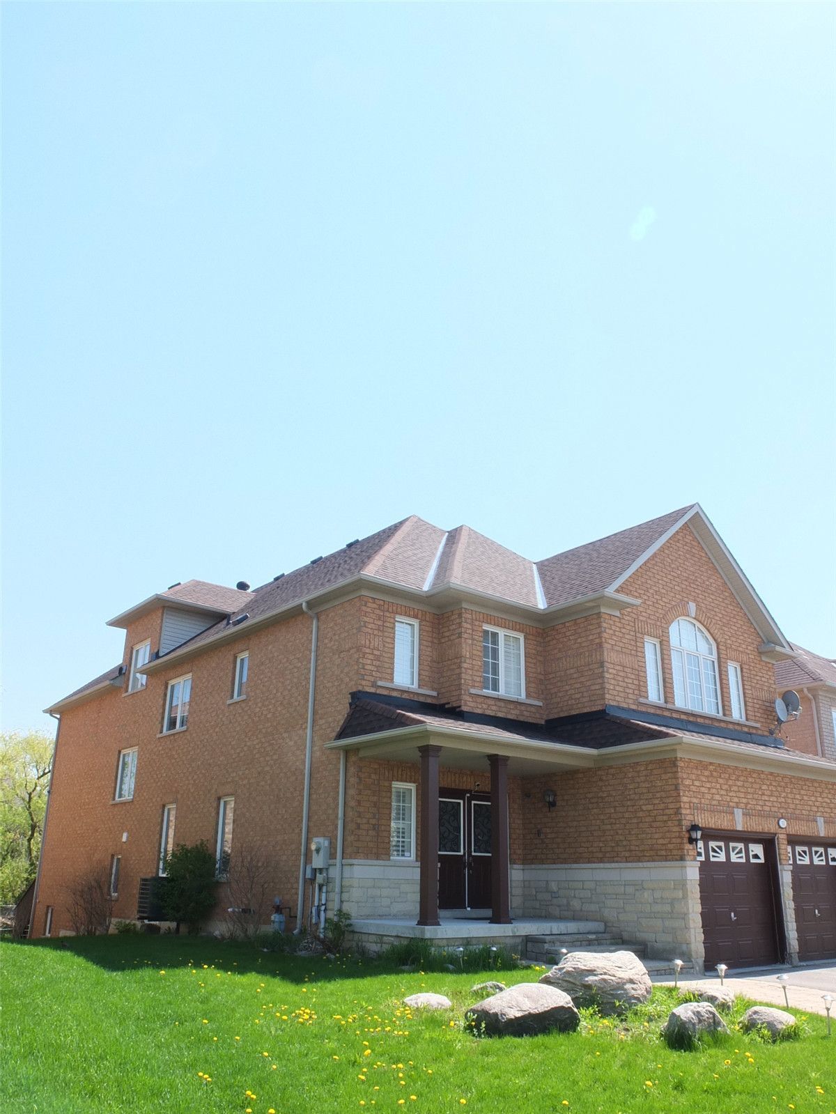 This Richmond Hill roofing project highlights detailed roof finishing and precise shingle alignment. Proper flashing, clean edges, and consistent installation demonstrate the quality standards maintained by a professional Toronto renovation company offering roofing and exterior services.