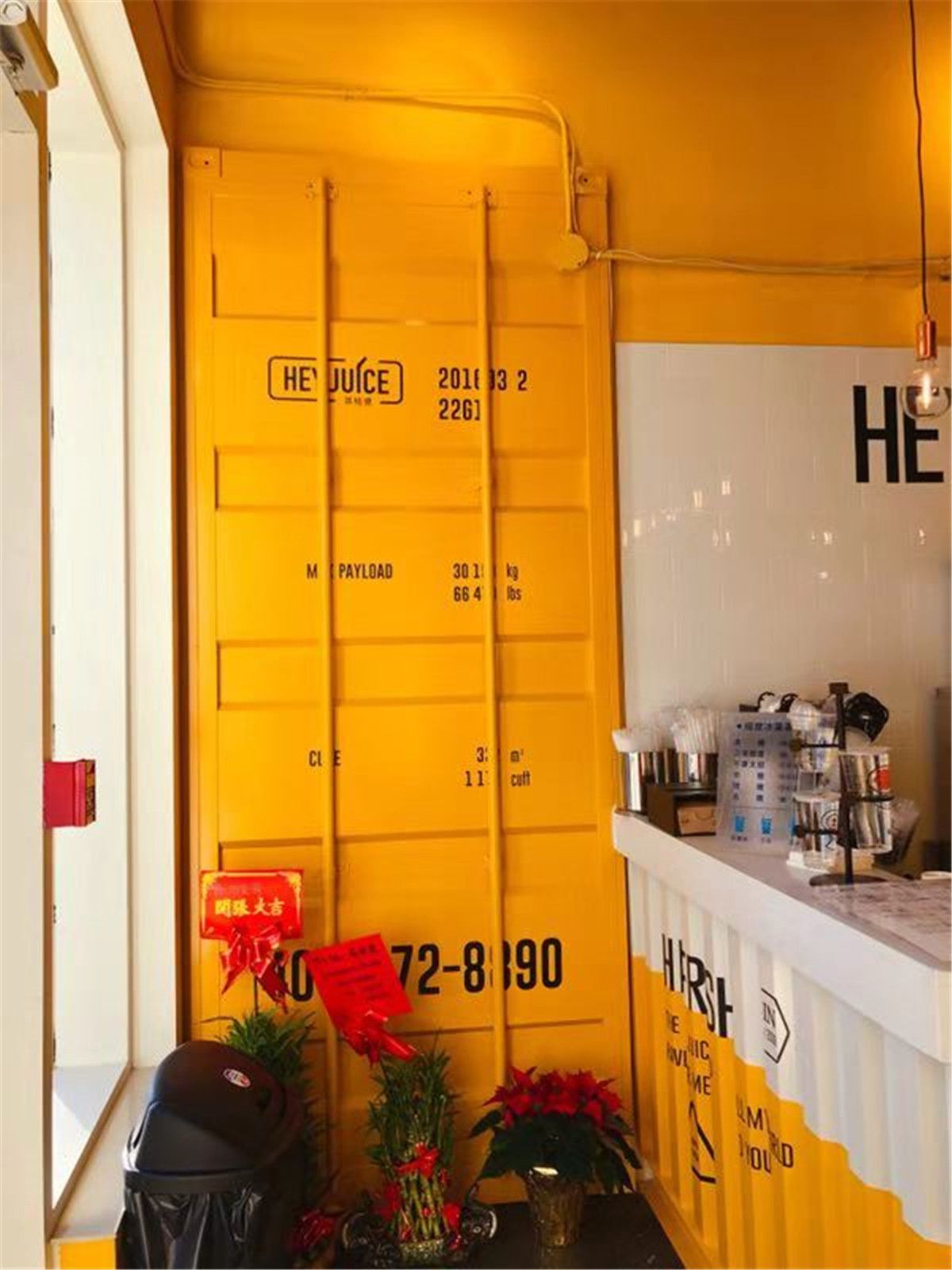 Service counter area completed during the HEY FruitTea commercial renovation, combining functional workflow planning with a modern, brand-consistent interior design.