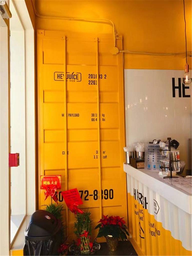 Service counter area completed during the HEY FruitTea commercial renovation, combining functional workflow planning with a modern, brand-consistent interior design.