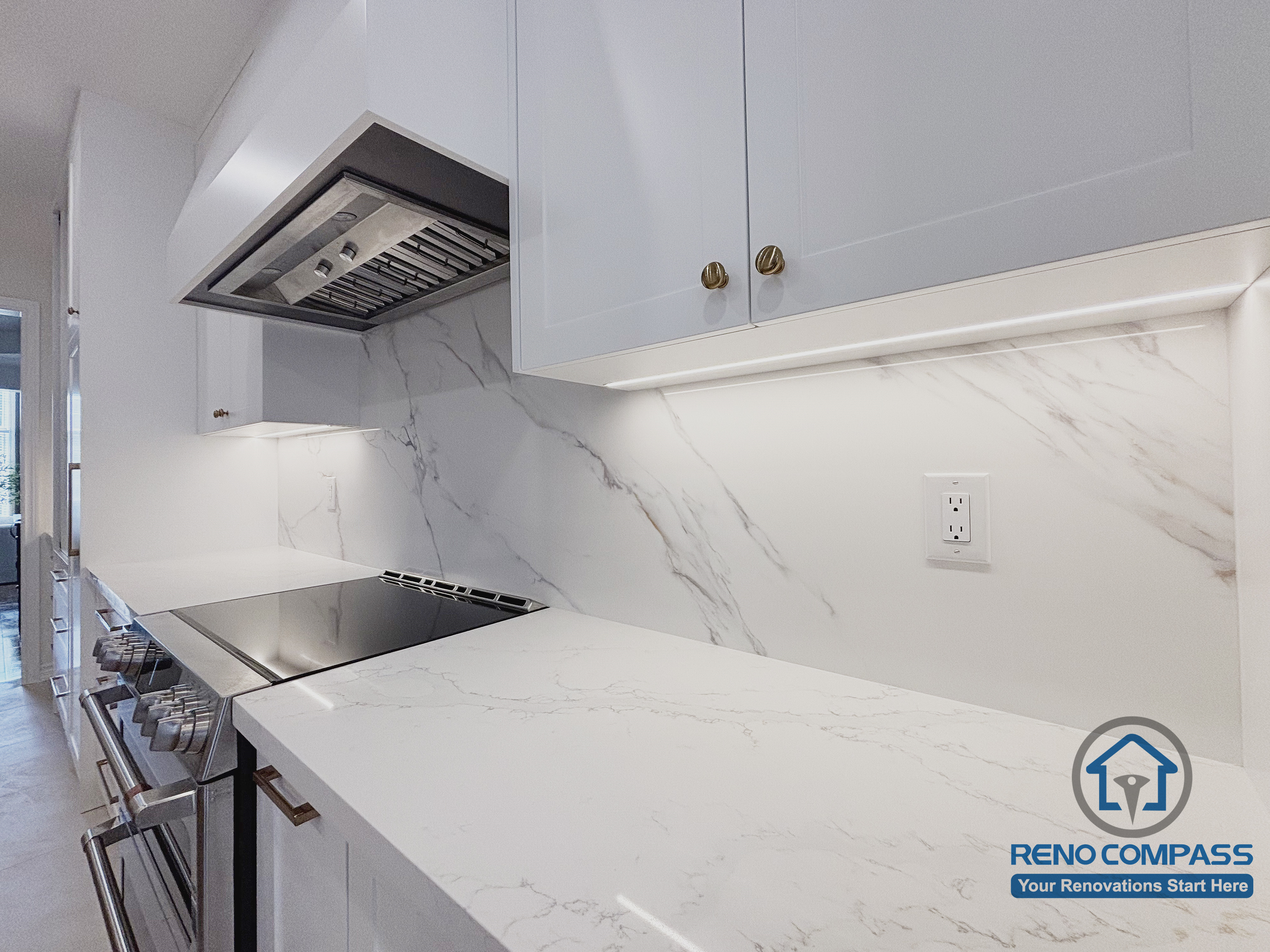 This Oakville kitchen renovation highlights the detailed execution of the cooking-side countertop, featuring a quartz surface with subtle veining and integrated under-cabinet lighting. Clean joints, precise alignment, and a continuous backsplash create a durable and easy-to-maintain workspace suited for daily cooking. The lighting enhances visibility while preserving a calm visual tone. Completed by Reno Compass, this kitchen detail reflects careful craftsmanship and a long-term approach to modern Oakville kitchen renovation.