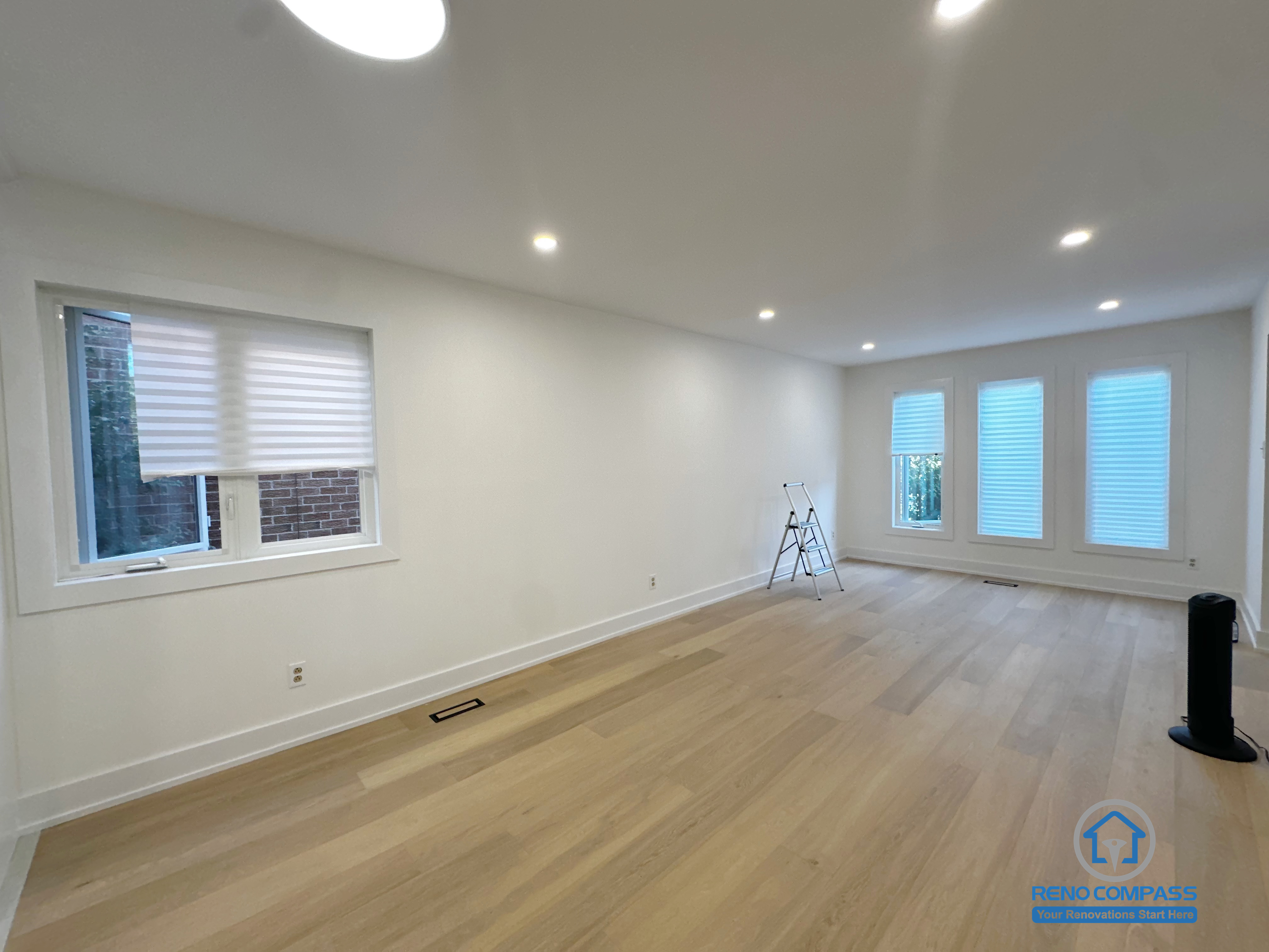 This Richmond Hill interior renovation features a spacious living room enhanced by multiple windows that bring in abundant natural light. Natural hardwood flooring combined with recessed ceiling lighting creates a warm and balanced atmosphere. The clean wall layout and generous proportions make the space suitable for family living, entertaining, or flexible daily use. Completed as part of a Toronto renovation project focused on brightness, comfort, and practical spatial planning.