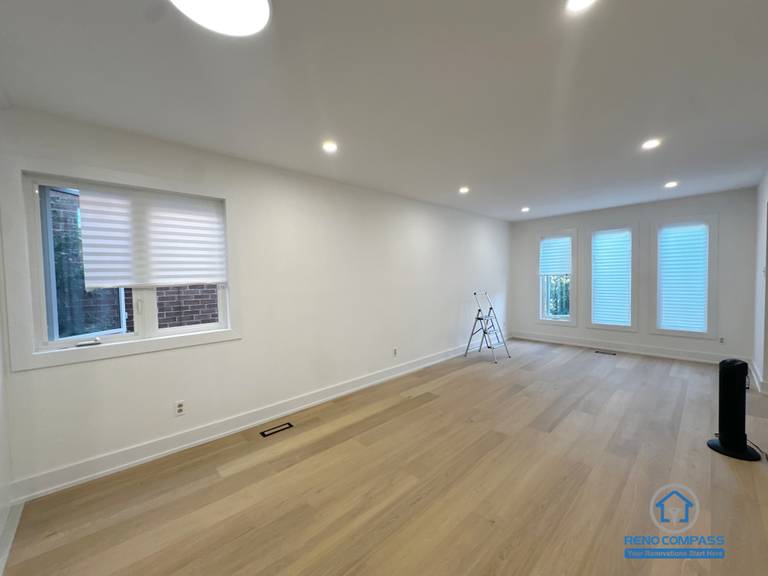 This Richmond Hill interior renovation features a spacious living room enhanced by multiple windows that bring in abundant natural light. Natural hardwood flooring combined with recessed ceiling lighting creates a warm and balanced atmosphere. The clean wall layout and generous proportions make the space suitable for family living, entertaining, or flexible daily use. Completed as part of a Toronto renovation project focused on brightness, comfort, and practical spatial planning.