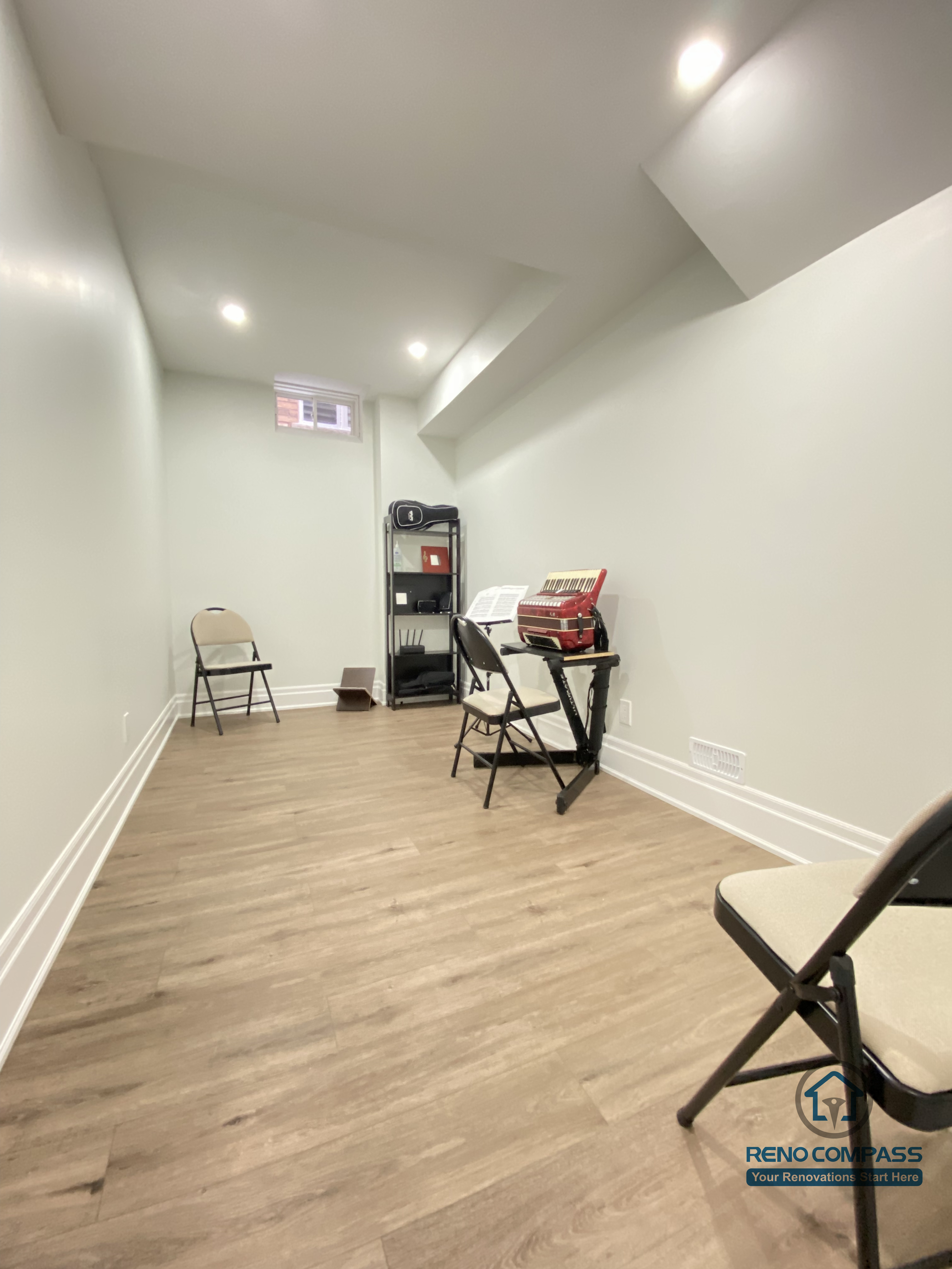 This Oakville basement renovation includes a simple, quiet room designed for flexible use such as meetings, lessons, practice, or temporary workspace needs. The room features continuous wood flooring, recessed ceiling lighting, and light-colored walls that enhance brightness and openness despite the compact footprint. A clean layout allows easy reconfiguration based on changing needs. As a professional Toronto renovation company, Reno Compass designs basement rooms that maximize usability, comfort, and adaptability, making every square foot functional and future-ready.