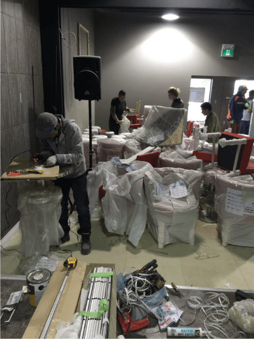 This image shows the bar area construction phase of a 7000 sqft private club renovation project in Toronto. The space is undergoing interior build-out, including bar counter installation, ceiling electrical work, lighting preparation, and overall layout coordination for a high-end entertainment venue.

Professional contractors are completing structural details, electrical rough-ins, and surface preparation to support future luxury finishes and bar equipment installation. The open commercial layout allows for efficient workflow planning and seamless integration of lounge, bar, and performance areas.

Completed by an experienced Toronto renovation team, this project highlights expertise in large-scale commercial interior construction and private club renovation.

该图片展示多伦多7000尺私人俱乐部装修项目中吧台区域的施工阶段，现场正在进行吧台结构安装、天花电路布置、灯光预留及整体空间施工协调。

施工团队同步推进结构细节、电力预埋与地面准备，为后续高端吧台设备与精装修奠定基础。由专业多伦多装修团队负责，体现大型商业娱乐空间装修的系统规划与施工实力。