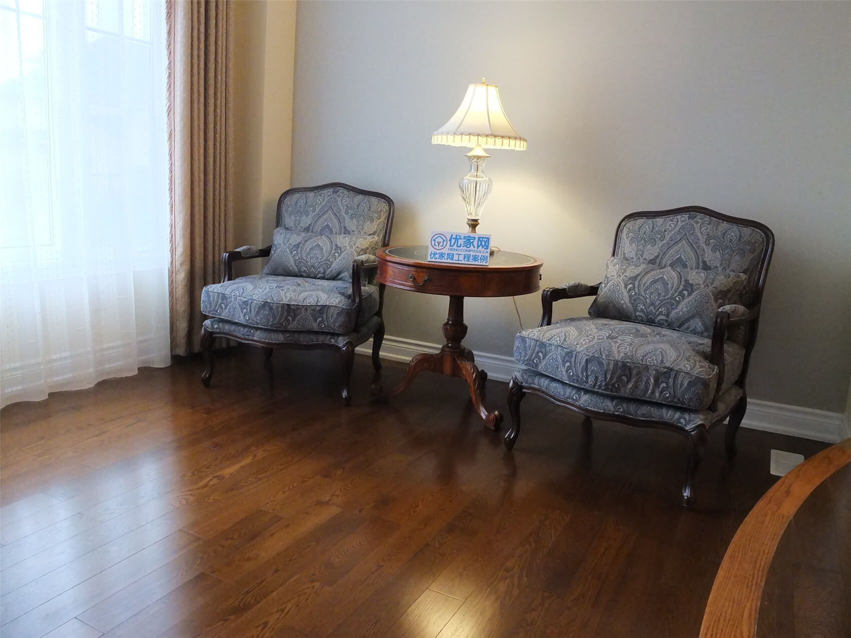 This Aurora flooring renovation showcases newly installed hardwood flooring that adds warmth and character to the living room seating area. The rich wood tones complement the classic furniture and soft lighting, creating a comfortable and refined interior atmosphere. Completed by a trusted Toronto renovation company, the flooring upgrade enhances both the durability and aesthetic appeal of the home’s living space.