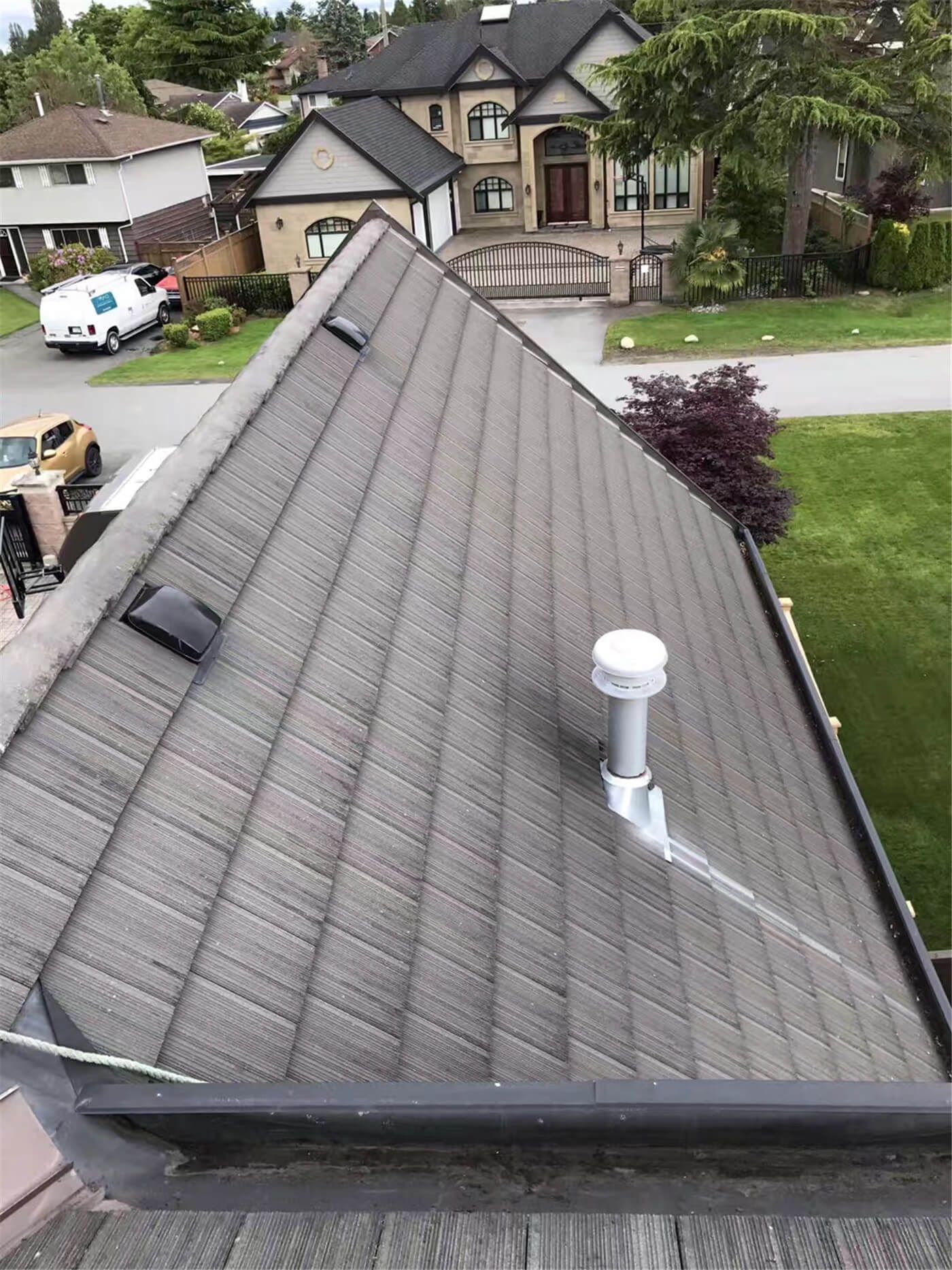 New asphalt shingle roof installation in Toronto, showing precise shingle alignment, proper underlayment coverage, and clean roof edge detailing. The roofing system includes upgraded flashing and vent pipe installation to ensure effective water drainage, ventilation, and long-term weather resistance. This roof replacement improves both durability and curb appeal while meeting Toronto building code standards.