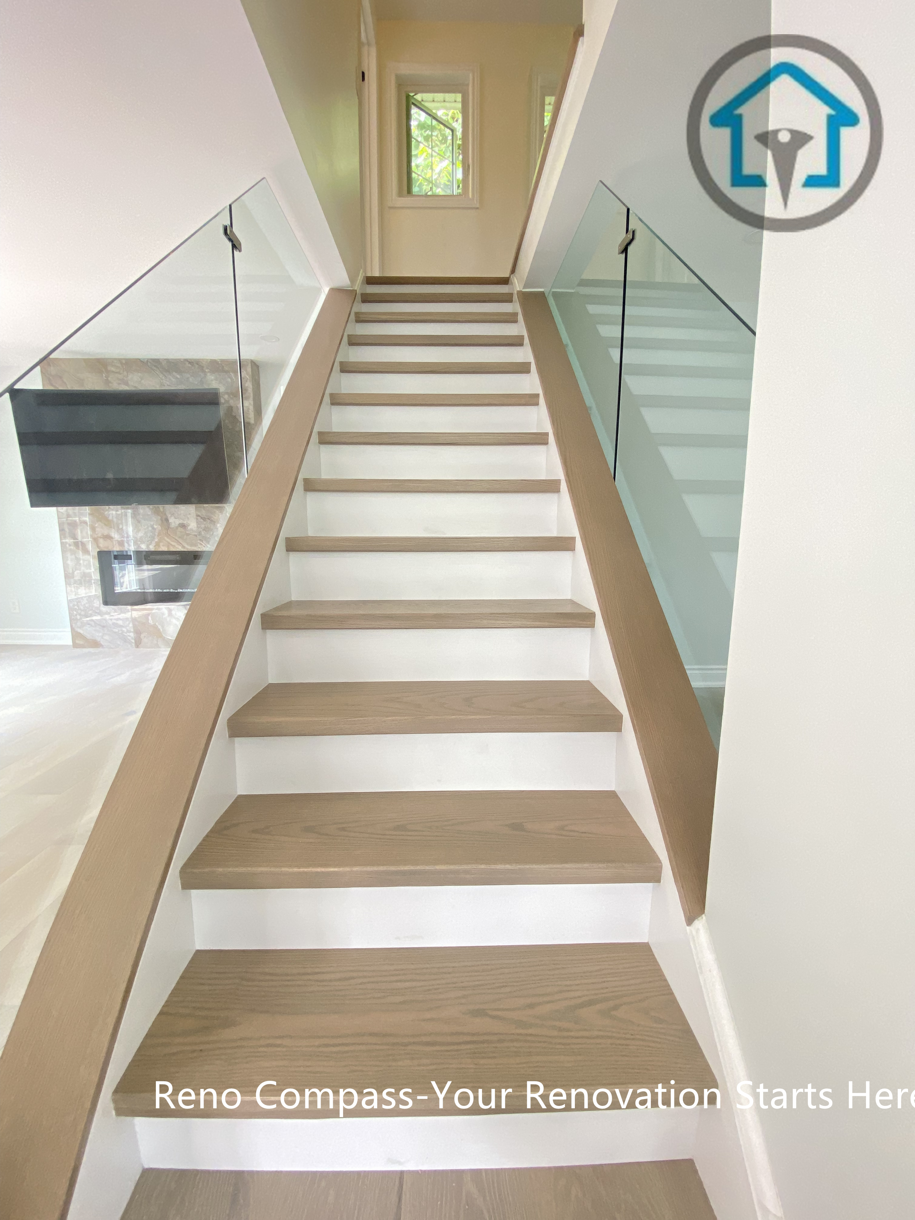 This modern staircase features solid wood treads, white risers, and glass side panels, creating a light and refined visual effect. The design balances structural clarity with contemporary elegance.