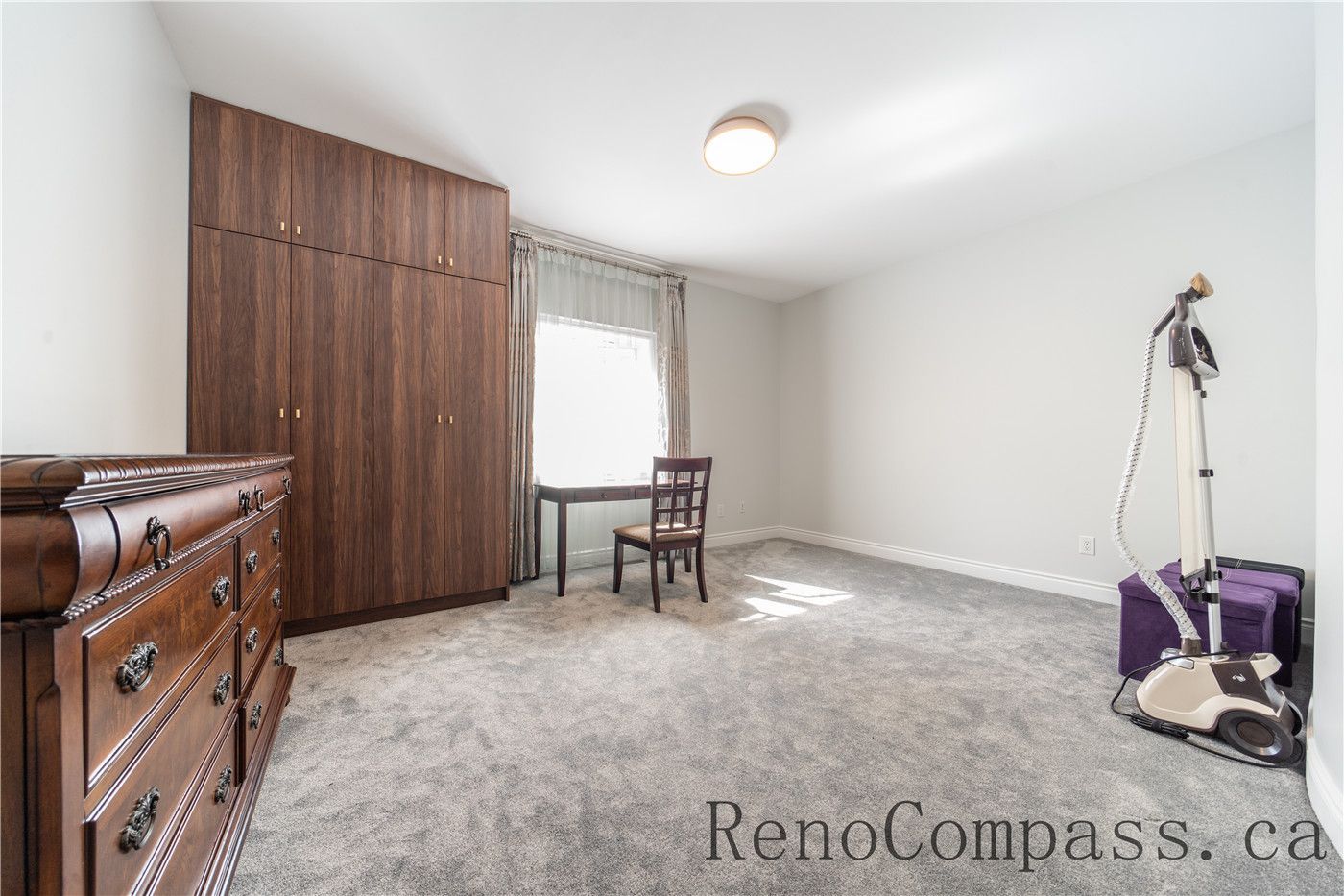 This Richmond Hill entire house interior renovation includes a refreshed bedroom featuring soft carpeting, large windows for natural light, and custom storage cabinetry. Clean neutral finishes and a simple layout create a comfortable and versatile living space suitable for guests or family use. Completed by a reliable Toronto renovation company, this bedroom renovation enhances comfort, functionality, and overall home value.