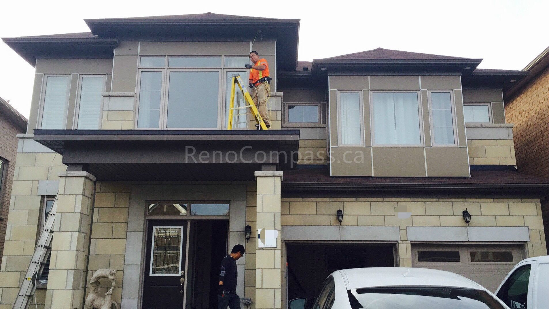 Professional outdoor spotlight installation in Aurora, featuring modern LED exterior lighting that enhances architectural details, improves nighttime visibility, and elevates curb appeal. Completed by a trusted Toronto renovation company, Reno Compass Inc., specializing in exterior lighting design and installation for luxury residential homes.