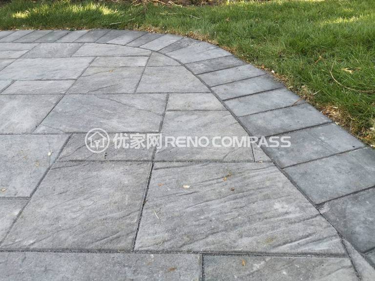 Contemporary backyard patio in Richmond Hill featuring light grey concrete interlocking stones, ideal for entertaining and outdoor enjoyment.