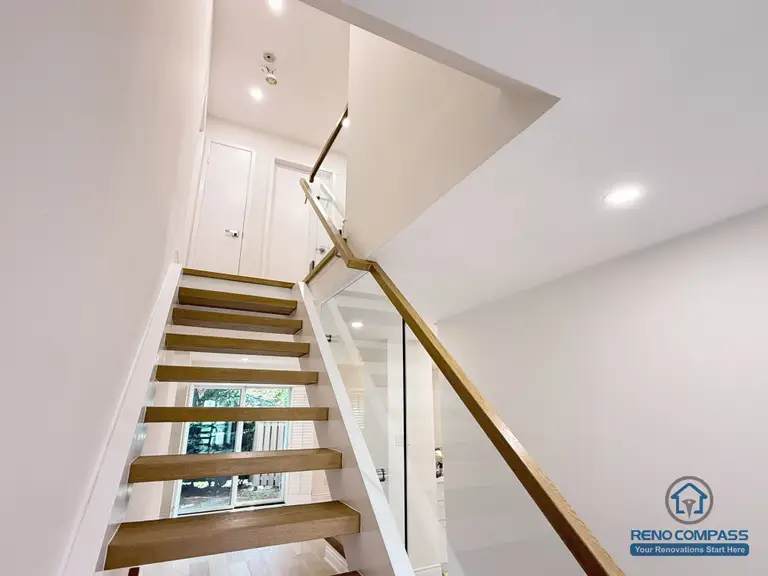A fully upgraded open-riser staircase featuring solid oak treads, white framing, and sleek glass railings. The new design brings more natural light into the space and enhances the modern, airy aesthetic of the entire home. A clean, elegant transition between the main floor and upper level.
开放式楼梯全面升级：实木橡木踏板、白色结构与玻璃扶手设计，让空间更轻盈、采光更充足。现代简洁的楼梯造型提升了整屋质感，也让主层与二楼之间的动线更加顺畅。