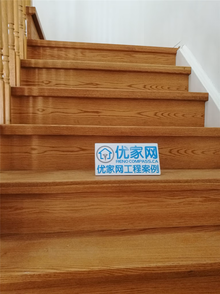 本项目位于密西沙加，展示了高品质实木楼梯与地板翻新后的效果。整体采用温润木色地板与精细打磨工艺，呈现自然木纹与高级质感，提升住宅空间的温度与价值。专业施工团队从拆除旧地板、基层处理到安装与抛光，每一步都严格把控，确保地板耐用、防滑且美观统一，打造舒适且具有长期使用价值的居家环境。