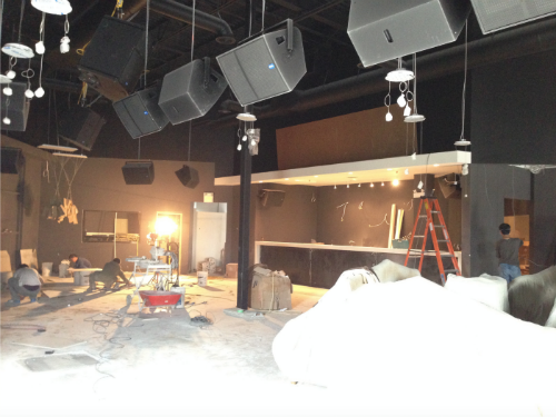 This image shows the bar area construction phase of a 7000 sqft private club renovation project in Toronto. The space is undergoing interior build-out, including bar counter installation, ceiling electrical work, lighting preparation, and overall layout coordination for a high-end entertainment venue.

Professional contractors are completing structural details, electrical rough-ins, and surface preparation to support future luxury finishes and bar equipment installation. The open commercial layout allows for efficient workflow planning and seamless integration of lounge, bar, and performance areas.

Completed by an experienced Toronto renovation team, this project highlights expertise in large-scale commercial interior construction and private club renovation.

该图片展示多伦多7000尺私人俱乐部装修项目中吧台区域的施工阶段，现场正在进行吧台结构安装、天花电路布置、灯光预留及整体空间施工协调。

施工团队同步推进结构细节、电力预埋与地面准备，为后续高端吧台设备与精装修奠定基础。由专业多伦多装修团队负责，体现大型商业娱乐空间装修的系统规划与施工实力。