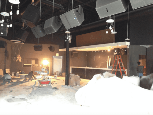 This image shows the bar area construction phase of a 7000 sqft private club renovation project in Toronto. The space is undergoing interior build-out, including bar counter installation, ceiling electrical work, lighting preparation, and overall layout coordination for a high-end entertainment venue.

Professional contractors are completing structural details, electrical rough-ins, and surface preparation to support future luxury finishes and bar equipment installation. The open commercial layout allows for efficient workflow planning and seamless integration of lounge, bar, and performance areas.

Completed by an experienced Toronto renovation team, this project highlights expertise in large-scale commercial interior construction and private club renovation.

该图片展示多伦多7000尺私人俱乐部装修项目中吧台区域的施工阶段，现场正在进行吧台结构安装、天花电路布置、灯光预留及整体空间施工协调。

施工团队同步推进结构细节、电力预埋与地面准备，为后续高端吧台设备与精装修奠定基础。由专业多伦多装修团队负责，体现大型商业娱乐空间装修的系统规划与施工实力。