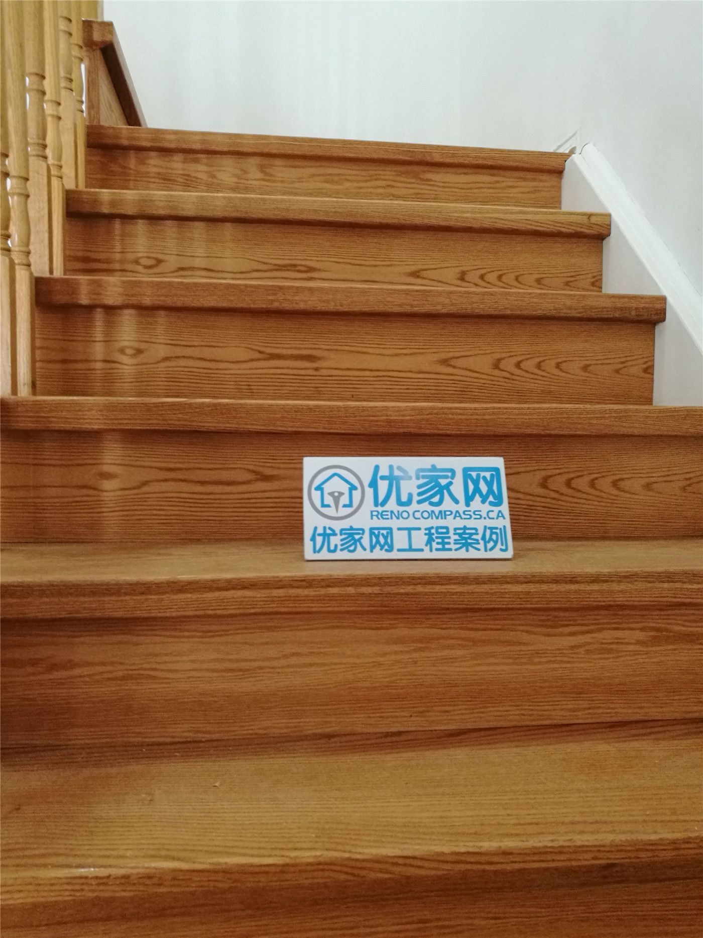 本项目位于密西沙加，展示了高品质实木楼梯与地板翻新后的效果。整体采用温润木色地板与精细打磨工艺，呈现自然木纹与高级质感，提升住宅空间的温度与价值。专业施工团队从拆除旧地板、基层处理到安装与抛光，每一步都严格把控，确保地板耐用、防滑且美观统一，打造舒适且具有长期使用价值的居家环境。
