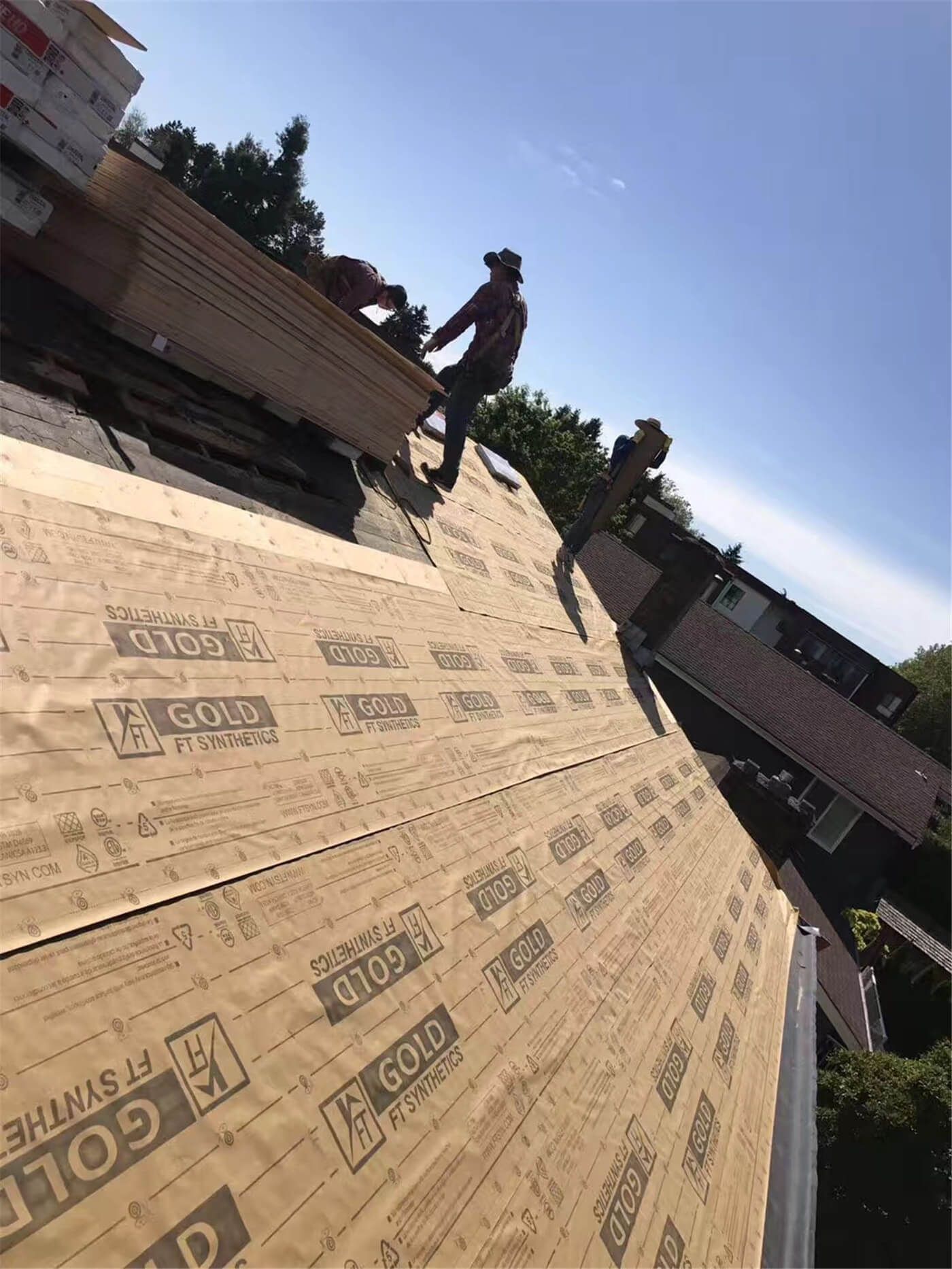 Roof replacement project in Toronto showing the installation of new plywood roof sheathing. The old roofing system was fully removed and upgraded with high-quality GOLD plywood panels to ensure structural strength, durability, and long-term weather protection. This step is essential for a safe and long-lasting roof system, especially under Toronto’s extreme seasonal conditions.
Completed by a professional Toronto roofing team following local building standards.