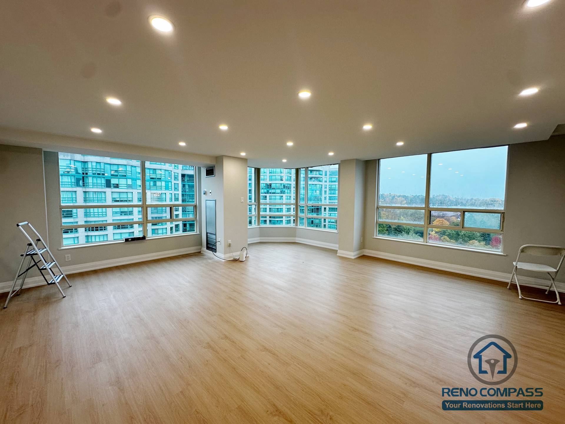 North York 公寓客厅翻新案例， 采用用全新木纹地板， 全室粉刷与天花灯光调整，搭配大面积落地窗引入自然光。整体设计提高空间明亮度于居住舒适度。 由于Reno Compass 专业团队全程施工。