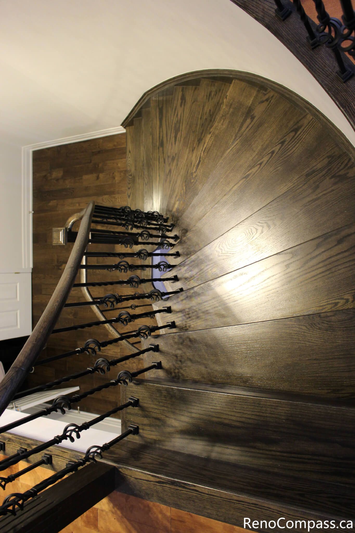This Mississauga interior renovation features a beautifully crafted curved hardwood staircase with custom iron balusters and rich wood detailing. The spiral design enhances architectural flow while adding a dramatic and elegant focal point to the home. Completed by a professional Toronto renovation company, Reno Compass Inc., this project highlights precision carpentry, premium materials, and refined interior craftsmanship.
