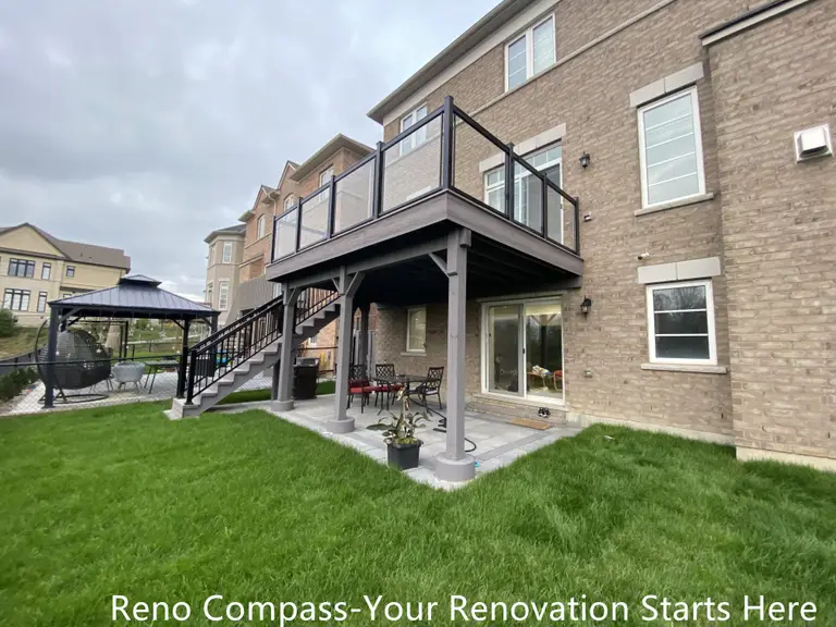 本案例展示了位于 Aurora 的住宅户外甲板翻新项目，由 Reno Compass Inc. 精心设计与施工。项目以提升户外生活体验与娱乐功能为核心，将原有庭院改造为舒适、美观且功能多样的空间。新建甲板采用现代玻璃护栏和坚固耐用的建材，整体造型简约大气，同时兼顾安全性。甲板下方规划休闲区域，可放置户外家具和烧烤设备，适合家庭聚会及日常休闲。项目施工过程中注重排水、耐候与维护便捷性，确保长期使用的舒适与安全。

这些项目城市：Aurora
施工方：Reno Compass Inc.