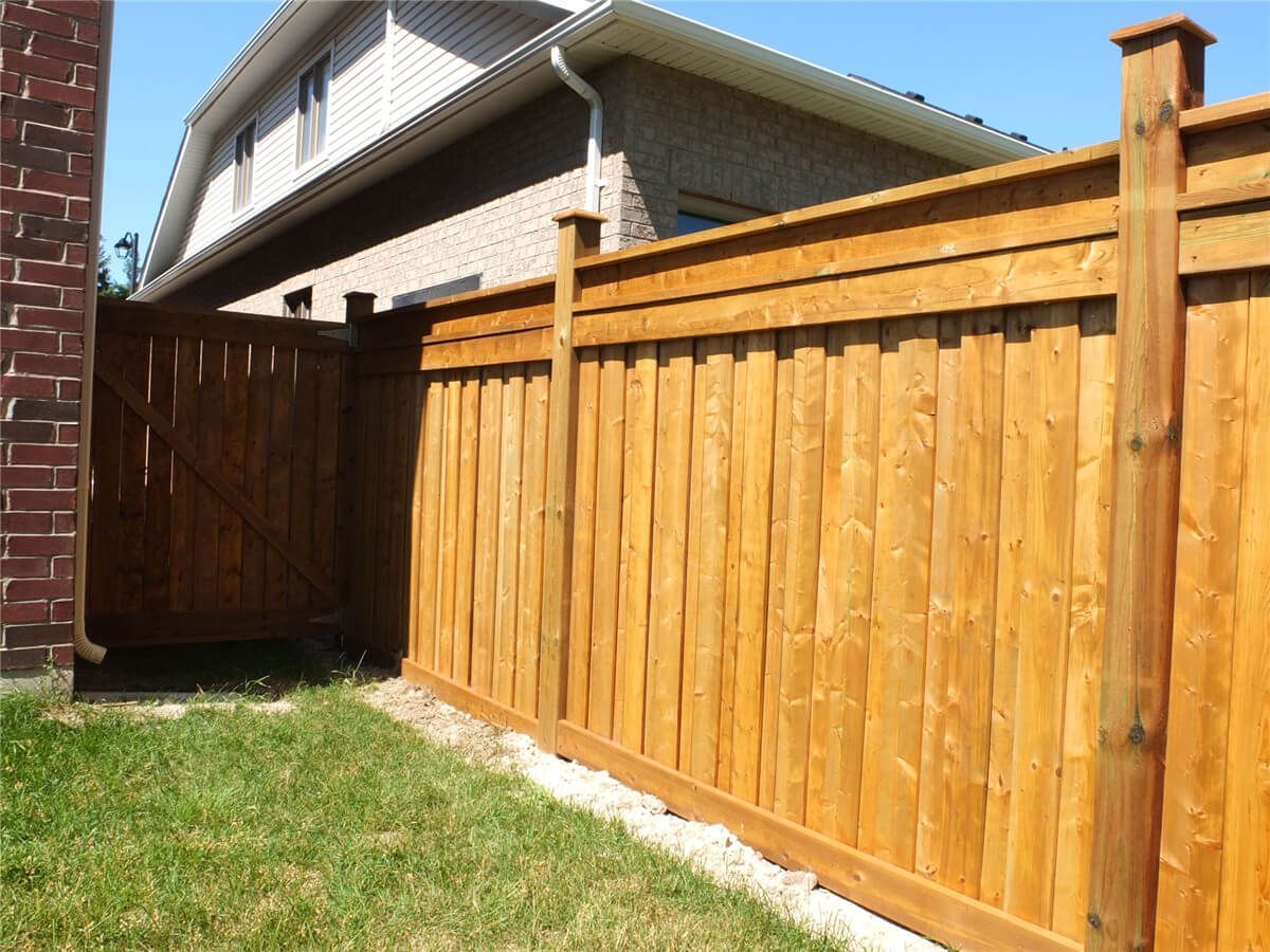 Side yard wood fence replacement with custom-built privacy gate for a detached home in Aurora. This project features pressure-treated lumber panels, reinforced fence posts, and a matching wooden gate for secure backyard access. Installed by a trusted Toronto Renovation Company specializing in residential exterior upgrades.