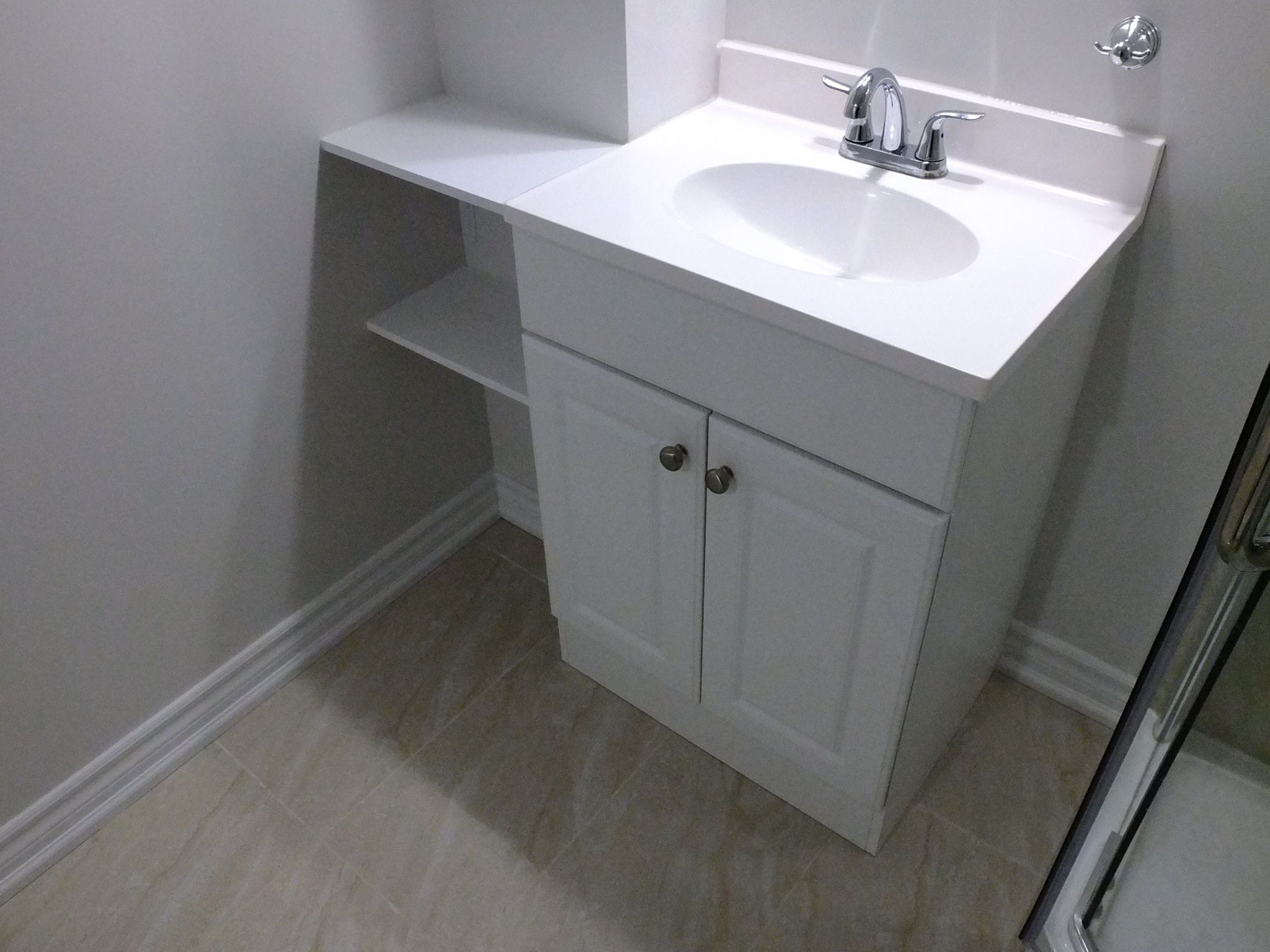 This Richmond Hill basement renovation features a practical basement bathroom vanity with integrated storage solutions. Designed for daily use and basement conditions, the layout improves organization and functionality. The renovation was completed by an experienced Toronto renovation company with attention to durability and clean design.