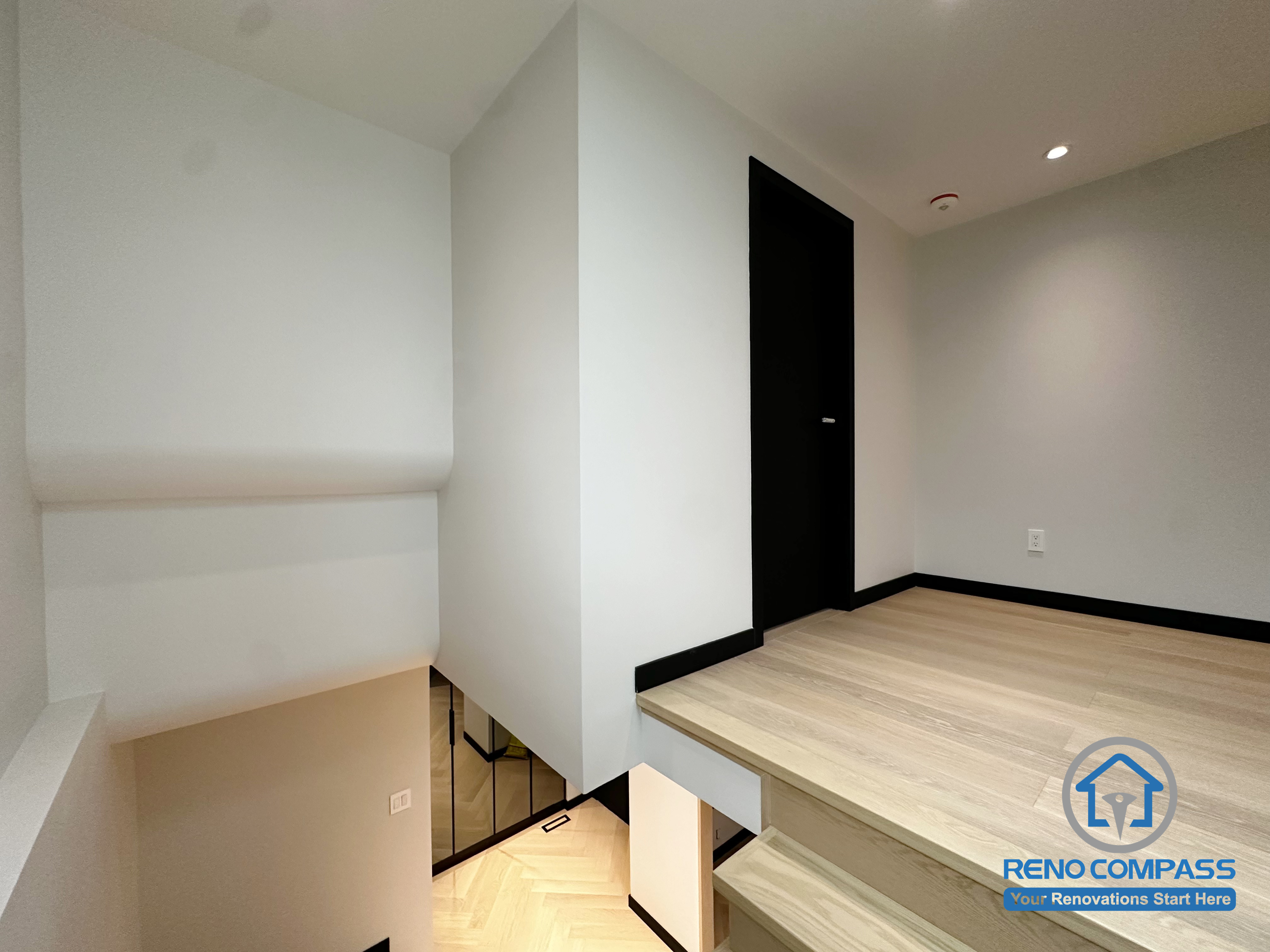 A clean and modern transition space connecting the upper floor to the main level.
The raised platform and light-tone flooring create a smooth visual flow, while the black trims add definition and contrast.
Designed for practicality and spacious circulation, this area enhances both movement and overall layout harmony. 一个简洁现代的楼梯过渡空间，连接上下楼层。
浅色地板与抬高平台让视觉动线更加顺畅，黑色线条勾勒出清晰层次。
整体动线实用、空间通透，提升了整层布局的和谐感。