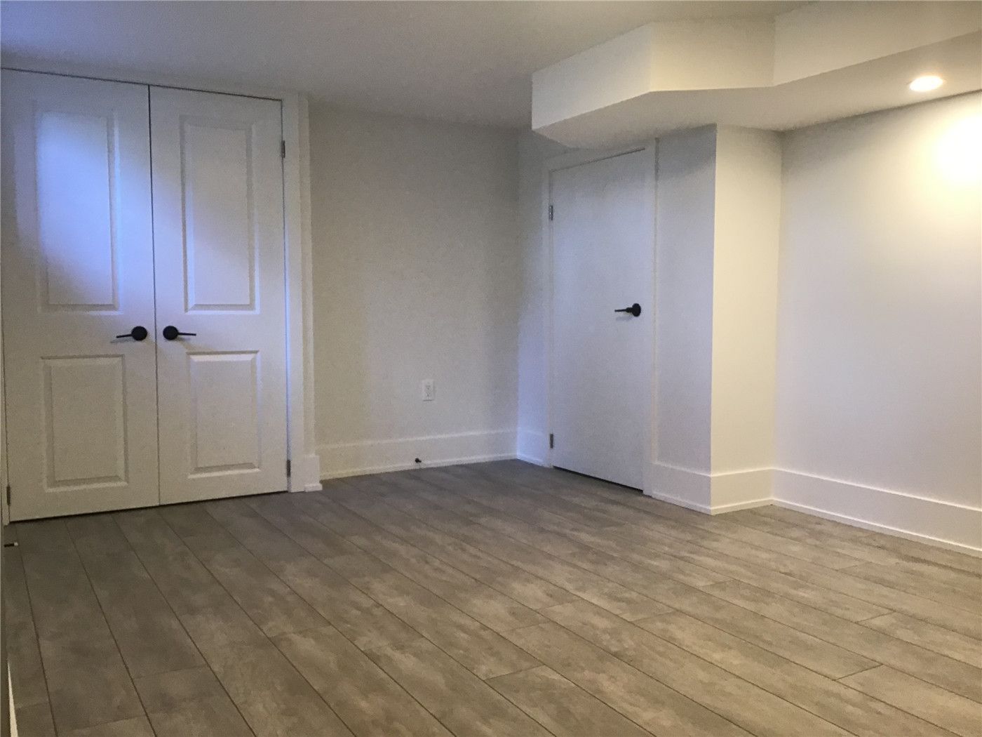 This Markham full home renovation features a clean and versatile basement room with durable vinyl plank flooring, built-in closet storage, and a bright neutral finish. The space is designed for flexible use as a bedroom, office, or recreational area. Completed by a trusted Toronto Renovation Company, this basement layout maximizes functionality and comfort.