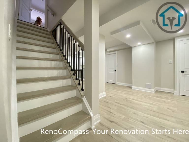 本项目地下室楼梯及地面工程由 Reno Compass 施工团队 完成整体翻新。楼梯采用实木踏步搭配黑色金属护栏，在保证结构安全的同时提升空间的现代感与通透度。地下室地面统一铺设浅色木纹地板，与楼梯材质自然衔接，使上下楼层在视觉与动线上保持一致。整体设计有效改善地下室入口区域的采光与层次感，为后续娱乐区与生活空间提供良好的基础过渡。