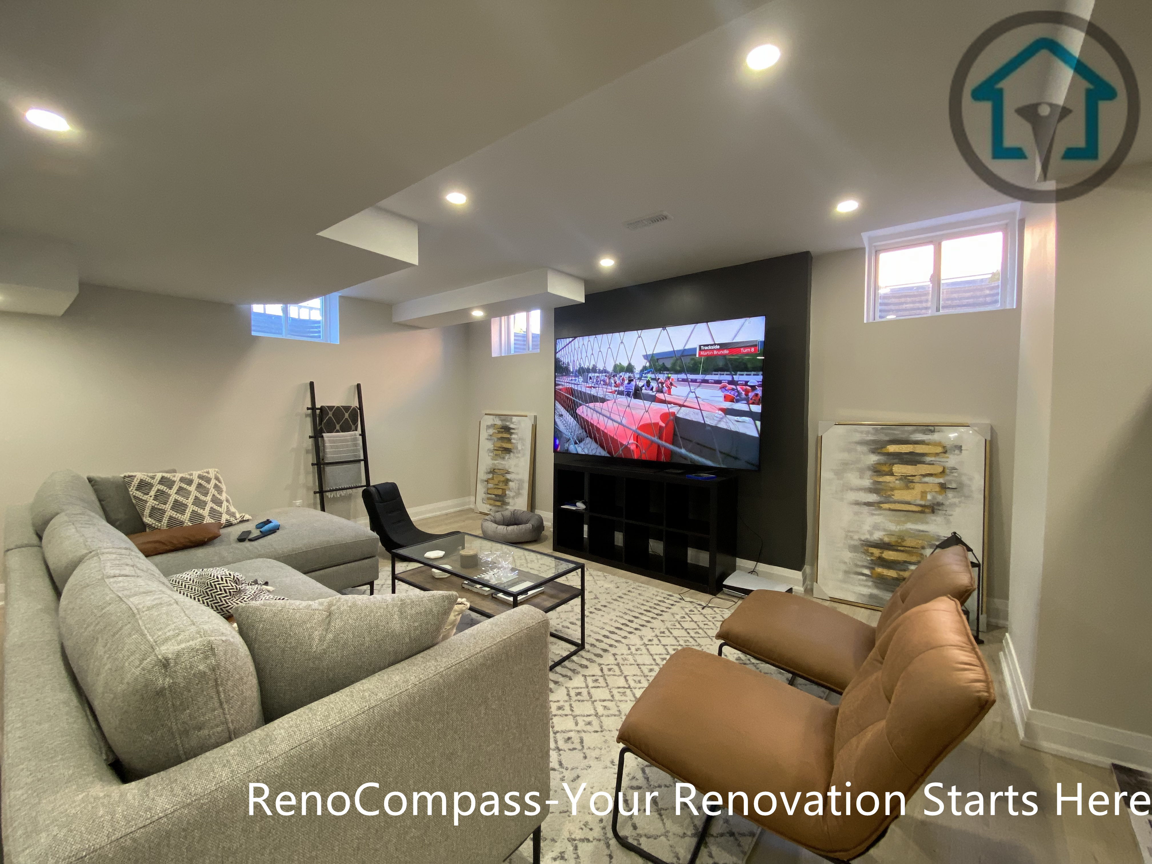 该区域为地下室核心娱乐与家庭休闲空间，由 Reno Compass 施工团队完成整体规划与落地。通过重新调整天花结构并结合嵌入式照明，有效改善地下室层高与采光条件，使空间更加明亮开阔。影音墙与休闲区形成清晰视觉焦点，满足家庭观影、休息与日常娱乐需求。开放式布局增强空间连贯性，同时与吧台及储物区域自然衔接，使地下室不仅具备娱乐功能，也兼顾实用性与长期居住舒适度。