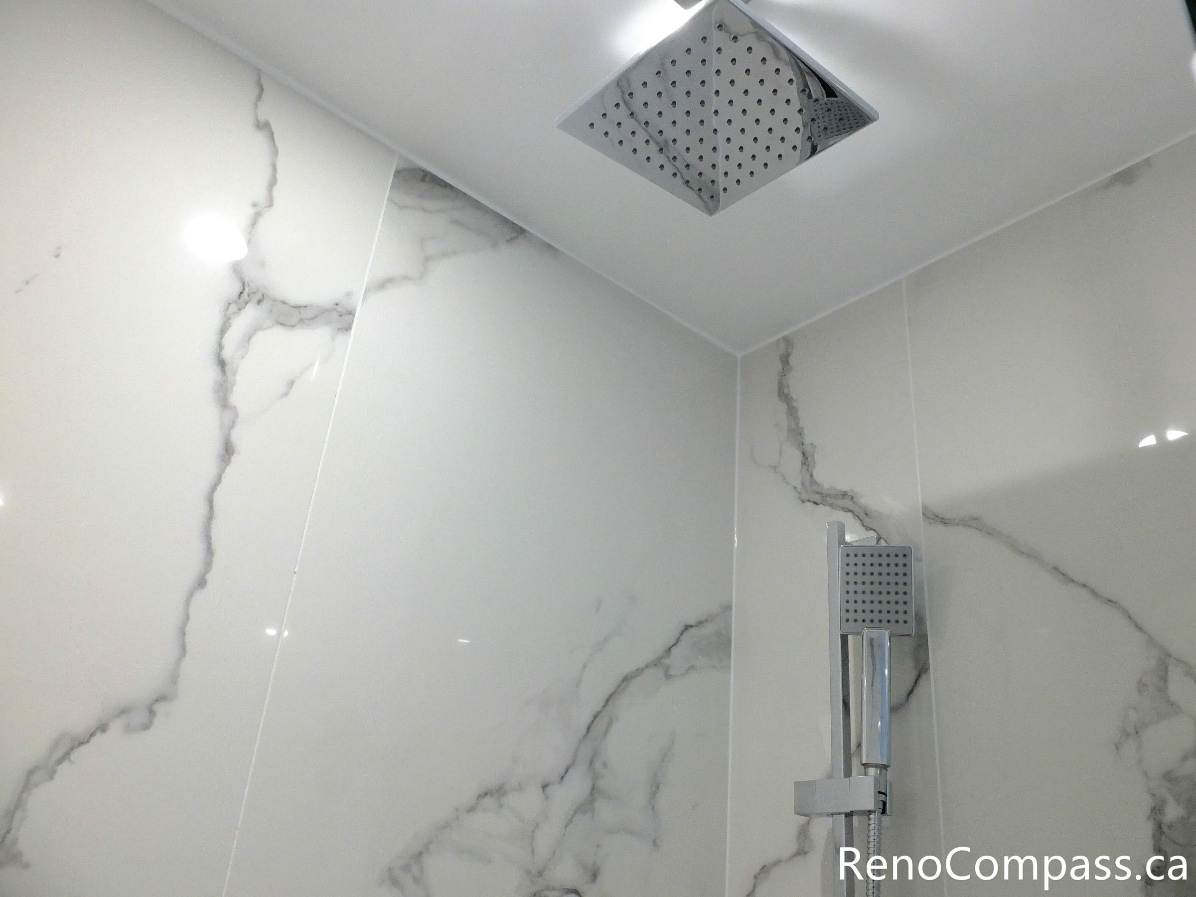 This Richmond Hill bathroom renovation features a modern ceiling-mounted rainfall shower head paired with a handheld shower system and marble-look porcelain wall tiles. Completed by a professional Toronto renovation company, the upgraded shower design delivers a spa-like experience with clean lines, efficient water flow, and durable contemporary finishes.