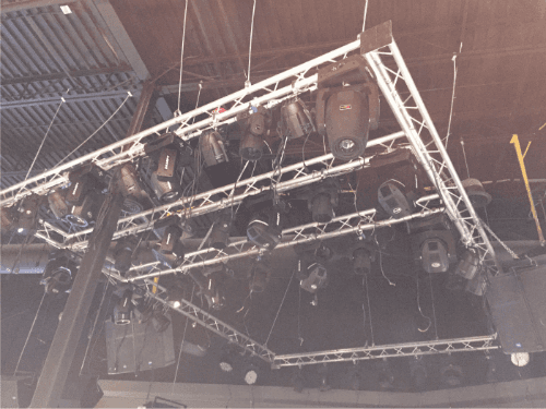 This image highlights the professional stage lighting and ceiling rigging installation for a 7000 sqft private club renovation project in Toronto. The custom overhead truss system supports advanced lighting equipment, audio components, and stage effects designed to create a premium nightlife and entertainment experience.

The installation demonstrates precise structural planning, electrical coordination, and commercial-grade lighting setup required for high-end private clubs and entertainment venues. Completed by an experienced Toronto renovation team, the project integrates performance lighting with modern interior design to deliver a dynamic and immersive environment.

该图片展示多伦多7000尺私人俱乐部装修项目中的专业舞台灯光与天花吊架系统安装。定制金属灯光架结构用于承载舞台灯具、音响设备及多种娱乐效果装置，打造高端娱乐会所氛围。

整体施工涉及精密结构安装、电力布线及商业级灯光系统配置，体现大型娱乐空间装修的专业标准与技术要求，由经验丰富的多伦多装修团队完成，营造沉浸式娱乐环境。